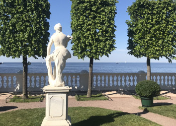 Набережная в Петергофе, вид на залив – фотографии России