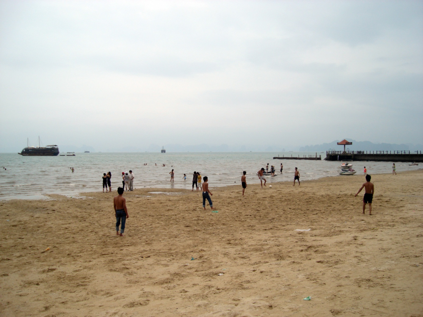 Пляж в городе Халонг (Halong) – фотографии Вьетнама