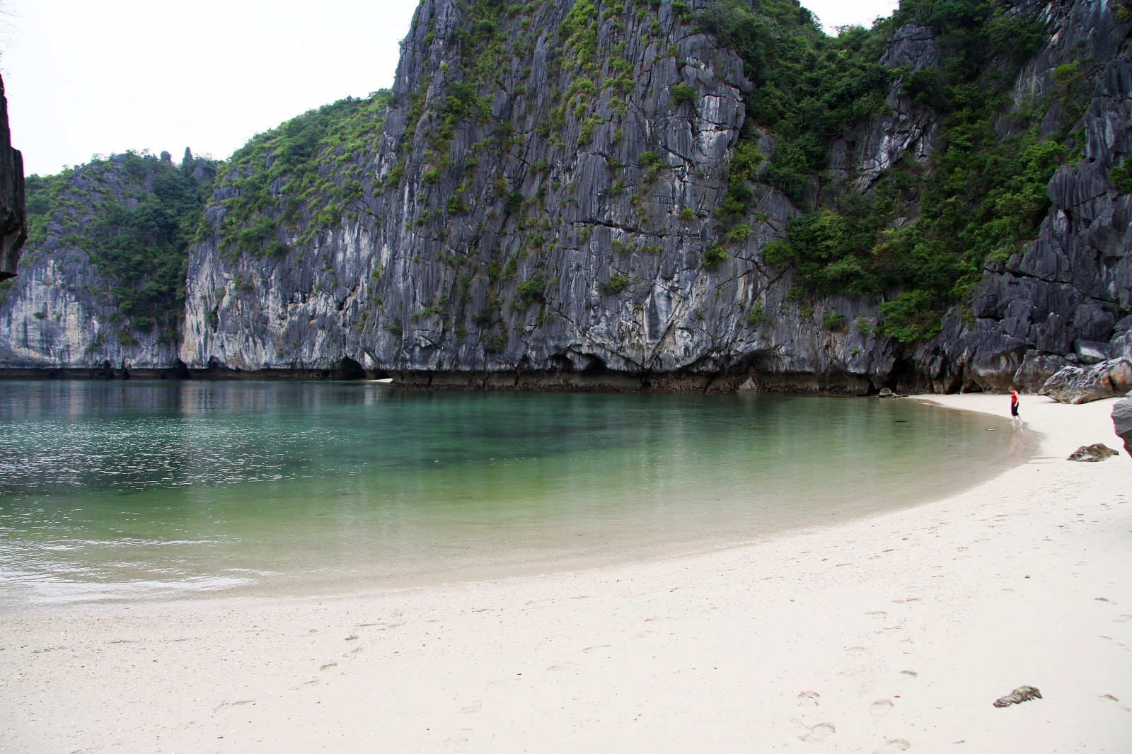 Красивый пляж в защищенном скалами месте – фотографии Вьетнама