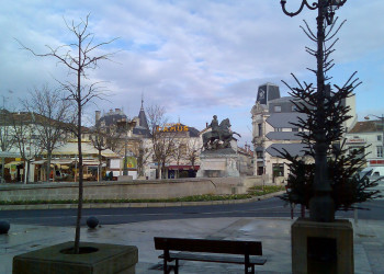 Памятник в Коньяке, Франция – фотографии Франции