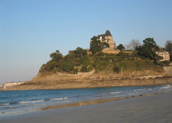 Дома на берегу в Динарде, Франция – фотографии Франции