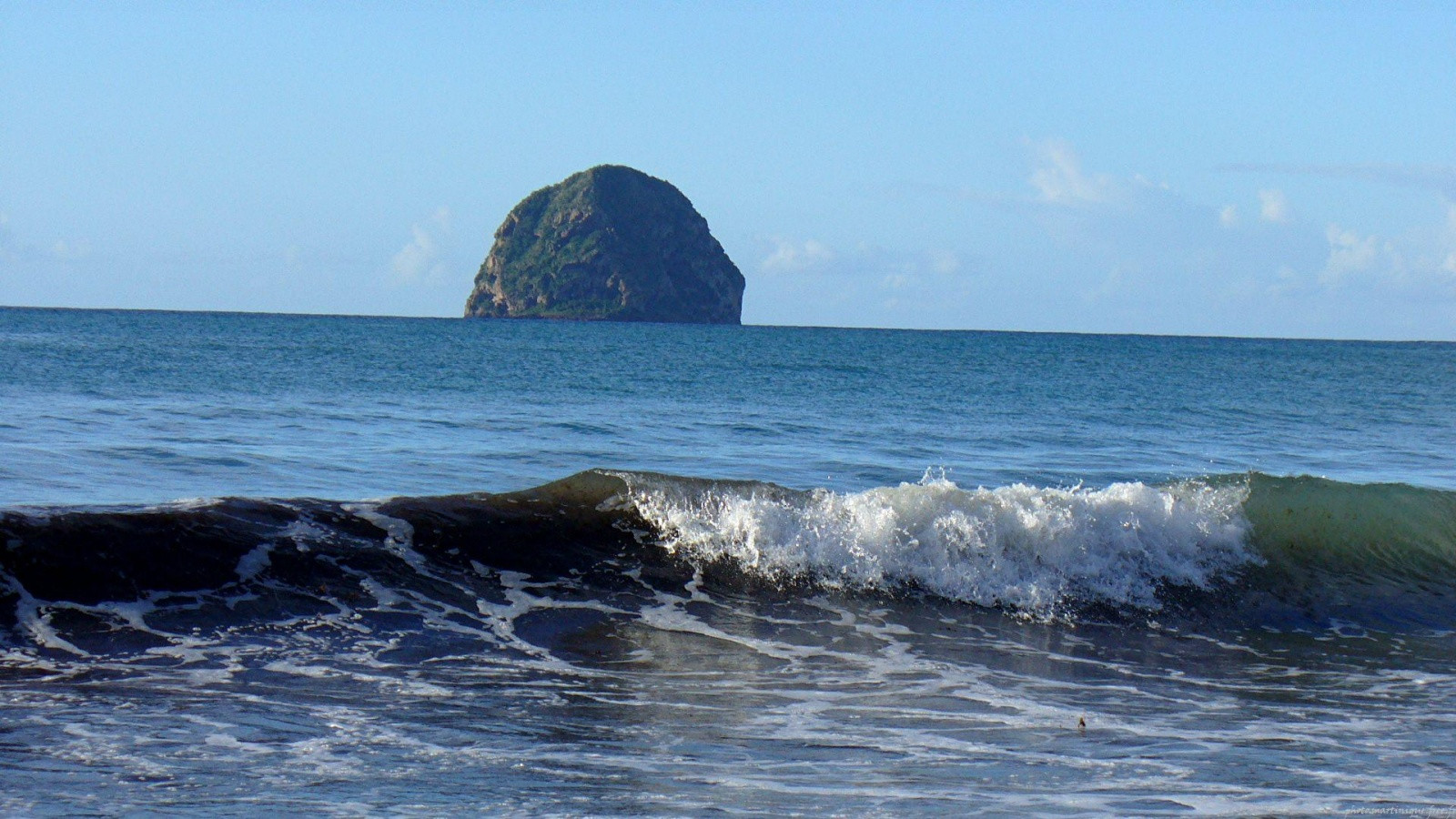 Алмазная скала - одна из визитных карточек острова Мартиника – фотографии Мартиники
