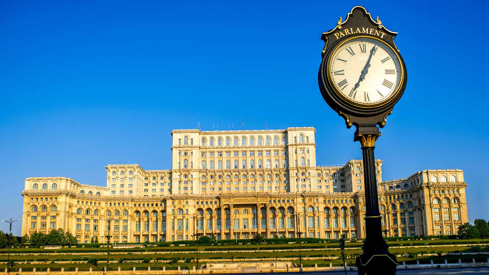 В жизни румын Дворец парламента в Бухаресте считается символом угнетения – фотографии Румынии