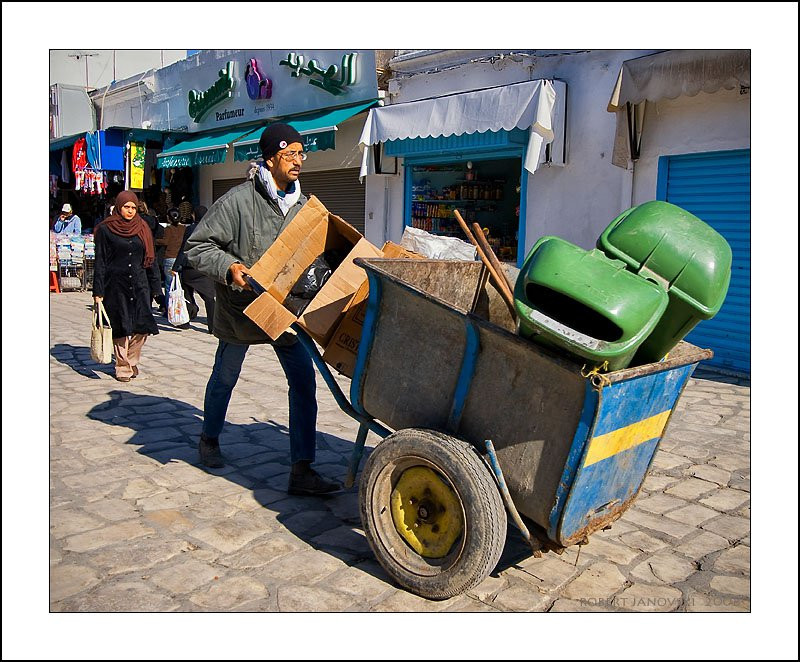 Уборщик улиц в Махдии, Северный Тунис – фотографии Туниса