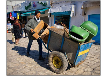 Уборщик улиц в Махдии, Северный Тунис – фотографии Туниса