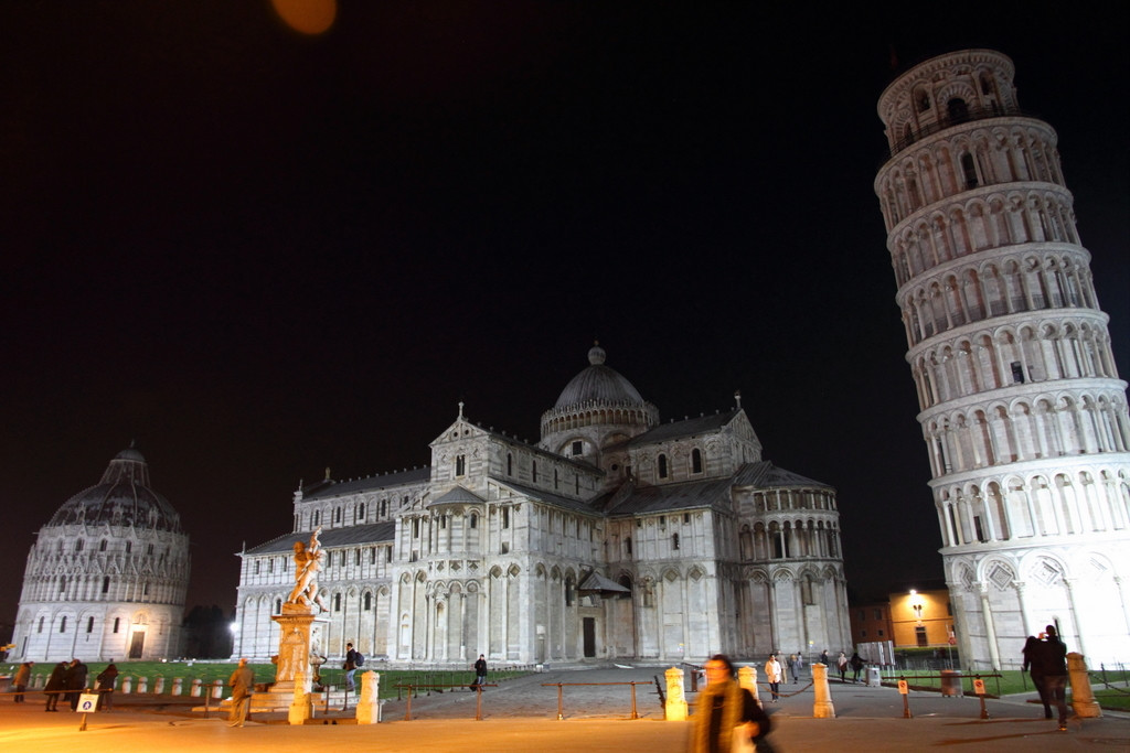 Пьяцца деи Мираколи (Piazza dei Miracoli) или Площадь Чудес – фотографии Италии