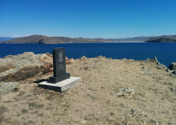 Памятник погибшему парню у паромной переправы на Ольхон – фотографии России