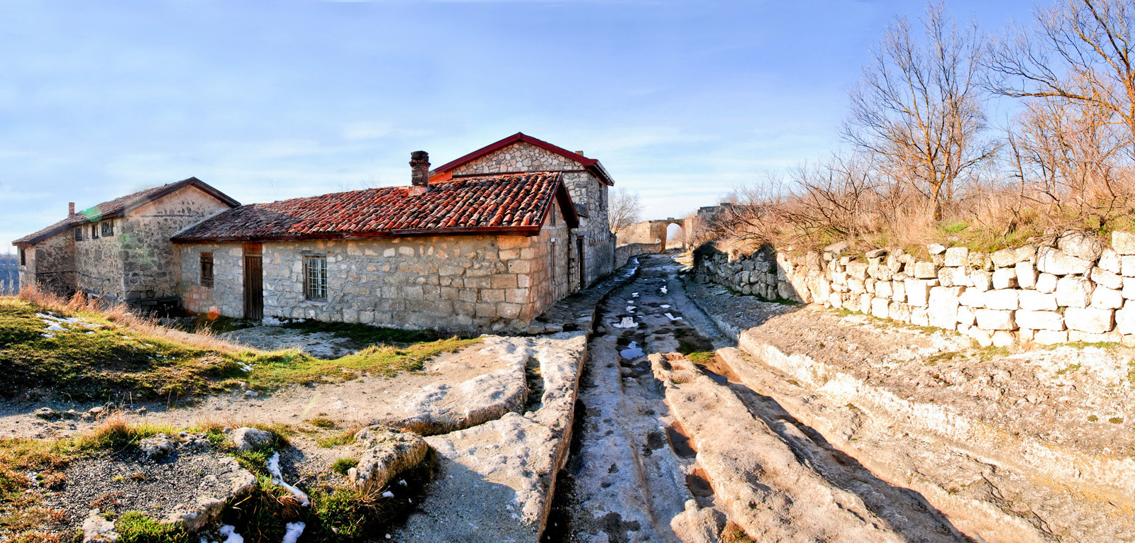 Средневековый город-крепость Чуфут-Кале, Крымский п-ов – фотографии России