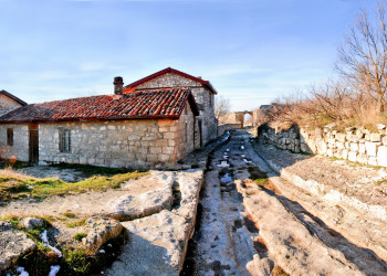 Средневековый город-крепость Чуфут-Кале, Крымский п-ов – фотографии России