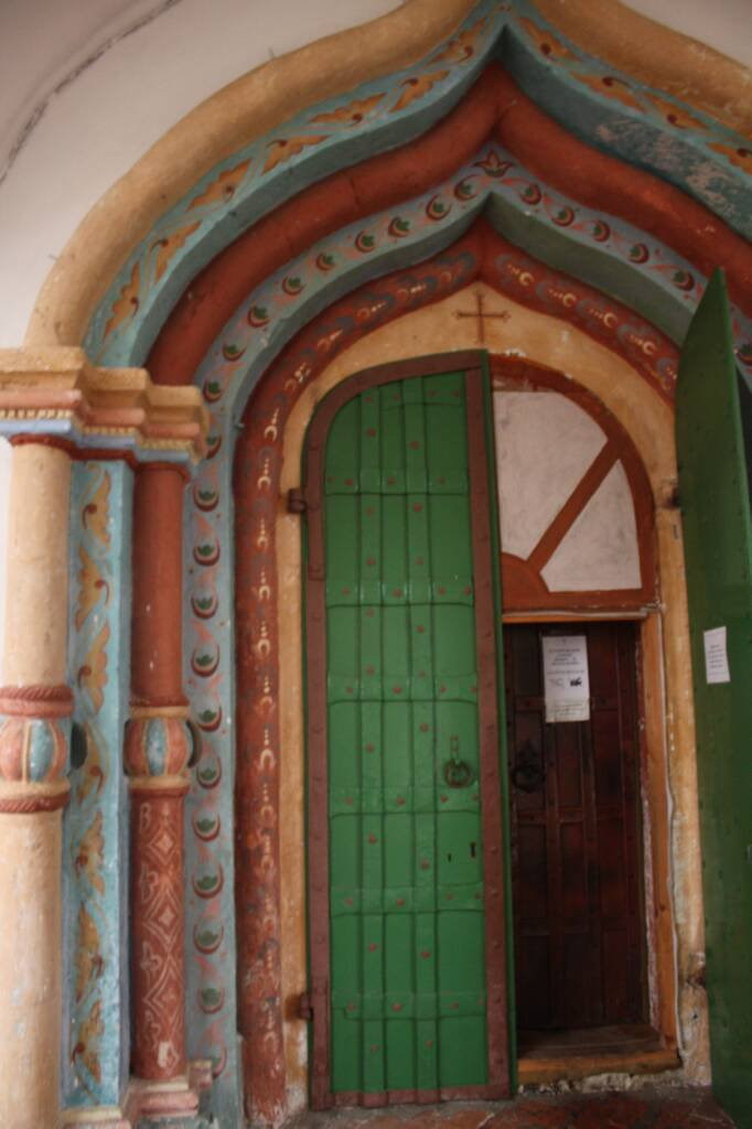 Вход в Храм в Кидекше, Россия – фотографии России