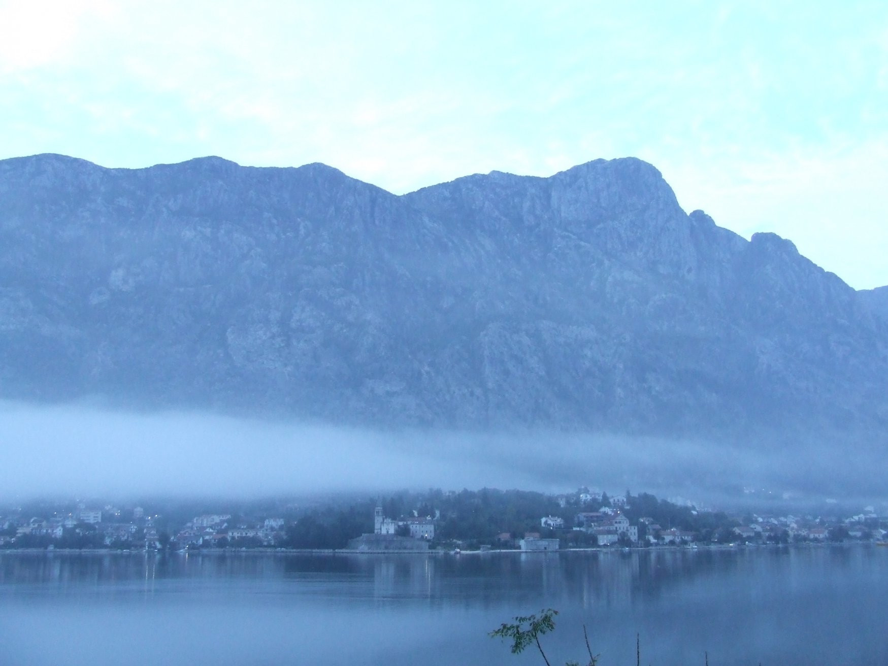 Туман в Которском заливе, Черногория – фотографии Черногории