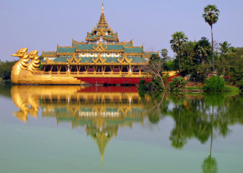 Королевская баржа Каравейк на озере Кандоджуи  – фотографии Мьянмы