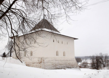 Спасская башня — остатки Вяземской крепости – фотографии России