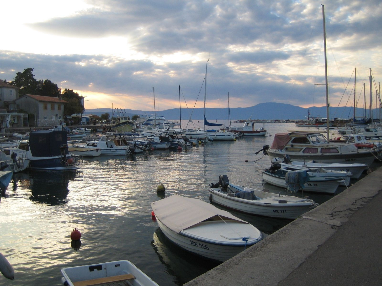 Яхты и катера в Малинске, Хорватия – фотографии Хорватии