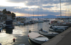 Яхты и катера в Малинске, Хорватия – фотографии Хорватии