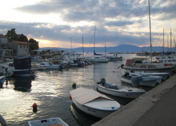 Яхты и катера в Малинске, Хорватия – фотографии Хорватии