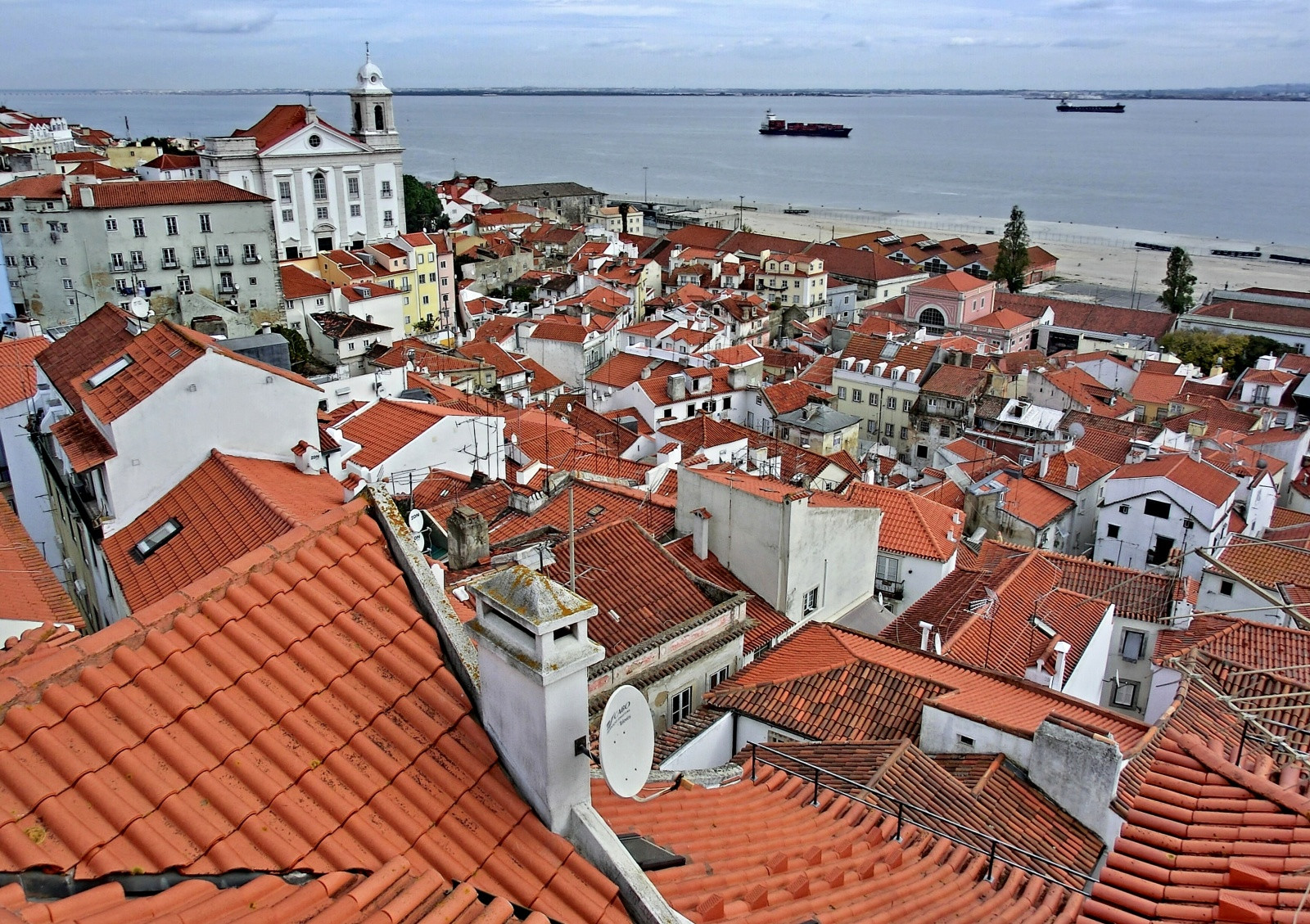 Крыши домов в Лиссабоне, Португалия – фотографии Португалии
