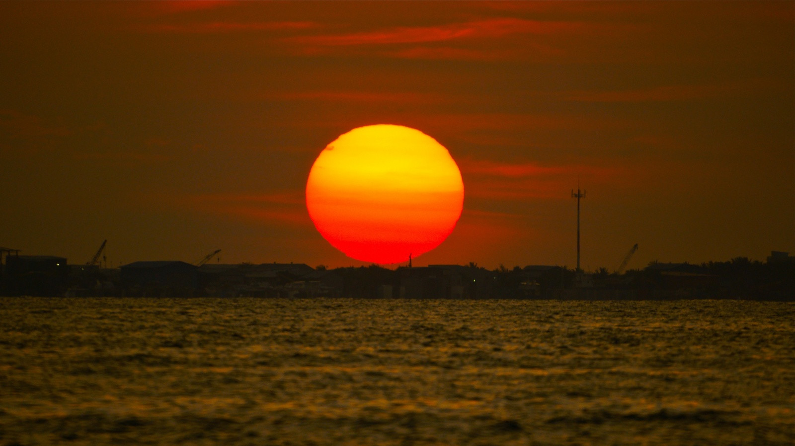 Мусорный остров на Мальдивах на закате – фотографии Мальдивских островов