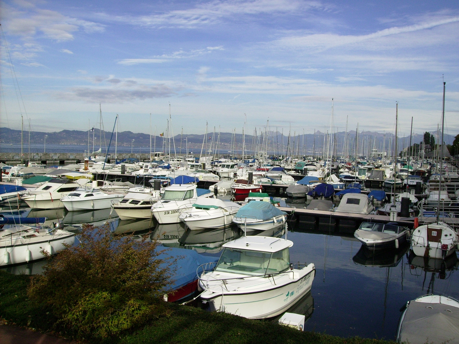 Яхты и катера в Эвиан-ле-Бен, Франция – фотографии Франции