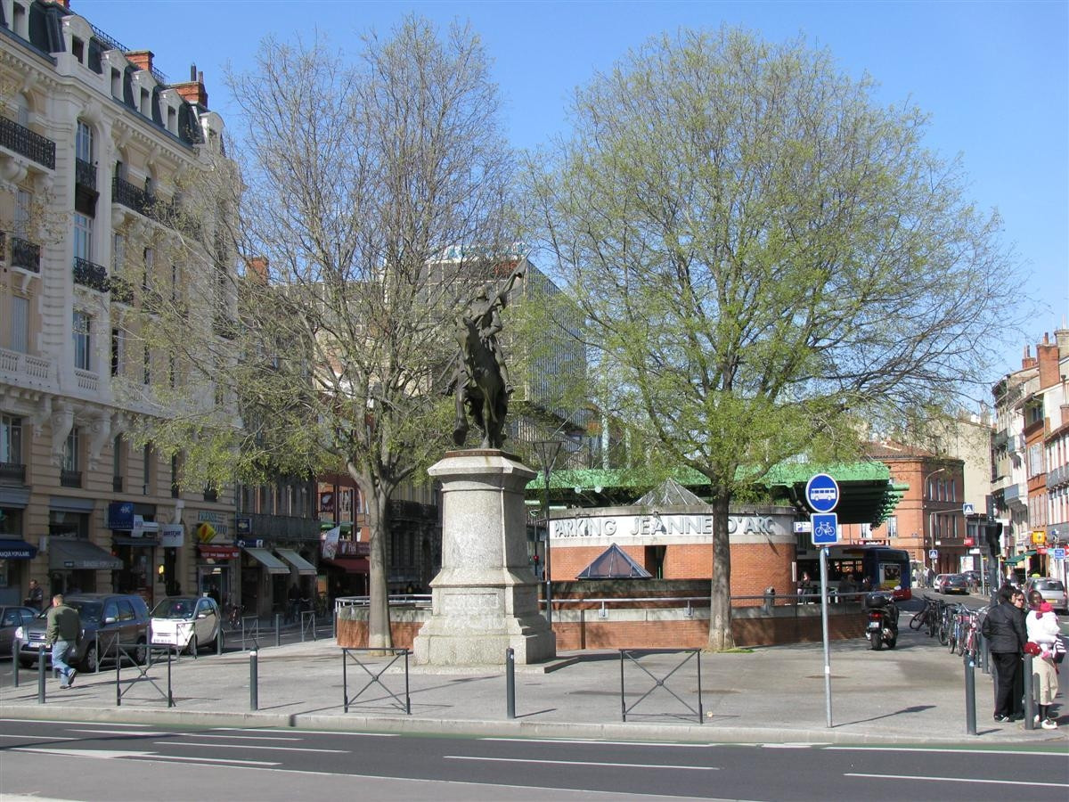 Памятник в Тулузе, Франция – фотографии Франции