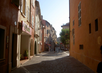 Улица в Фрежюсе, Франция – фотографии Франции