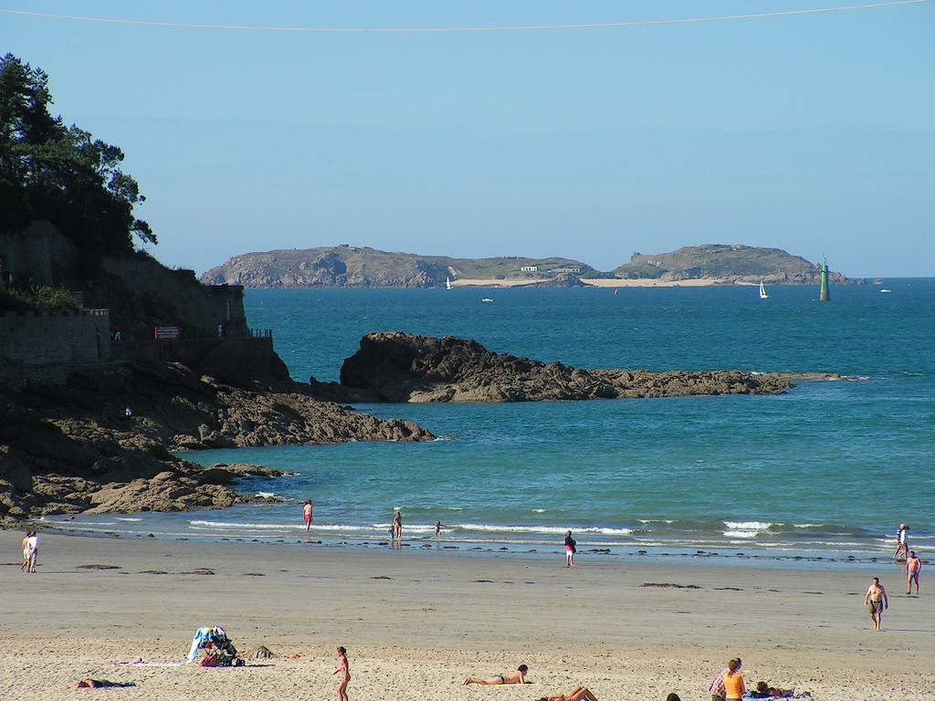 Люди на пляже в Динарде, Франция. Фото 1 – фотографии Франции