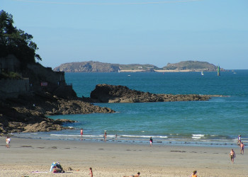 Люди на пляже в Динарде, Франция. Фото 1 – фотографии Франции