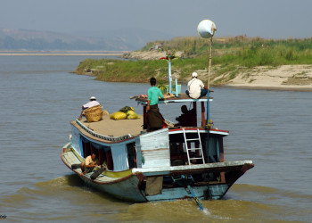 Лодка в Мингун, Мьянма – фотографии Мьянмы