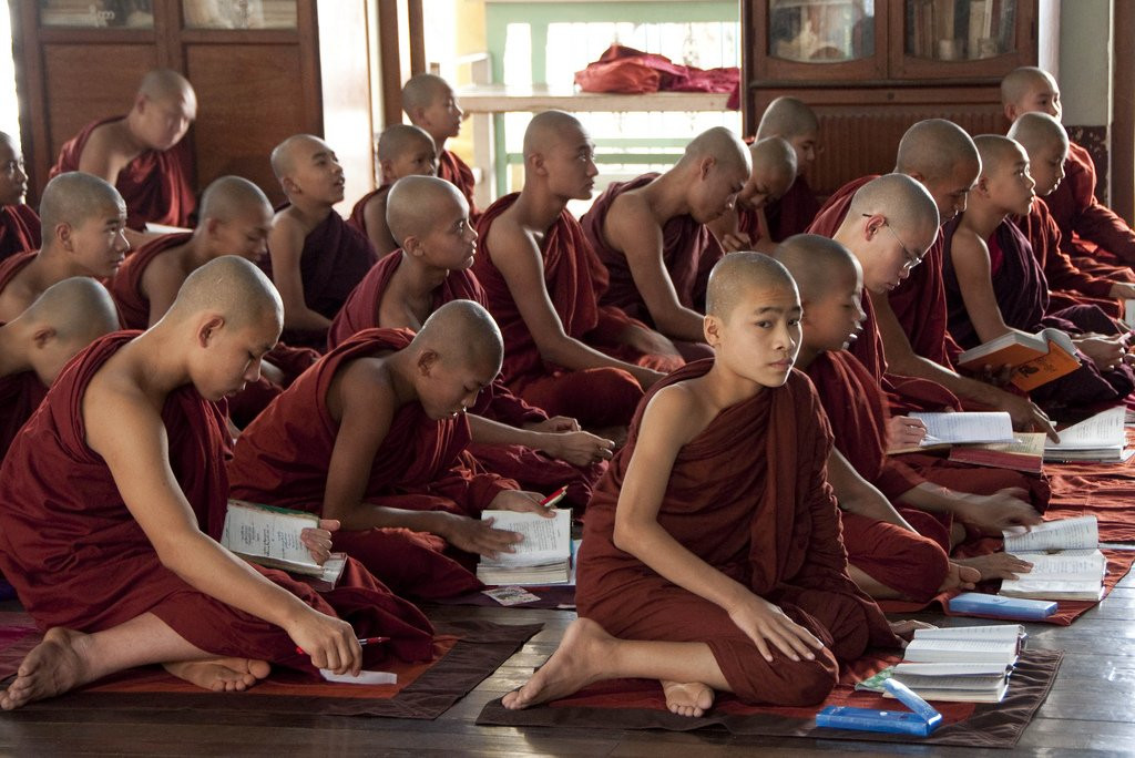 Буддийские монахи в Маха-Гандхаён Чьяун – фотографии Мьянмы