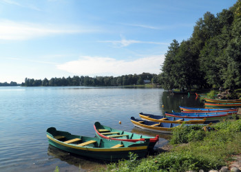 Лодки на озере Тракай (Trakai), Литва – фотографии Литвы