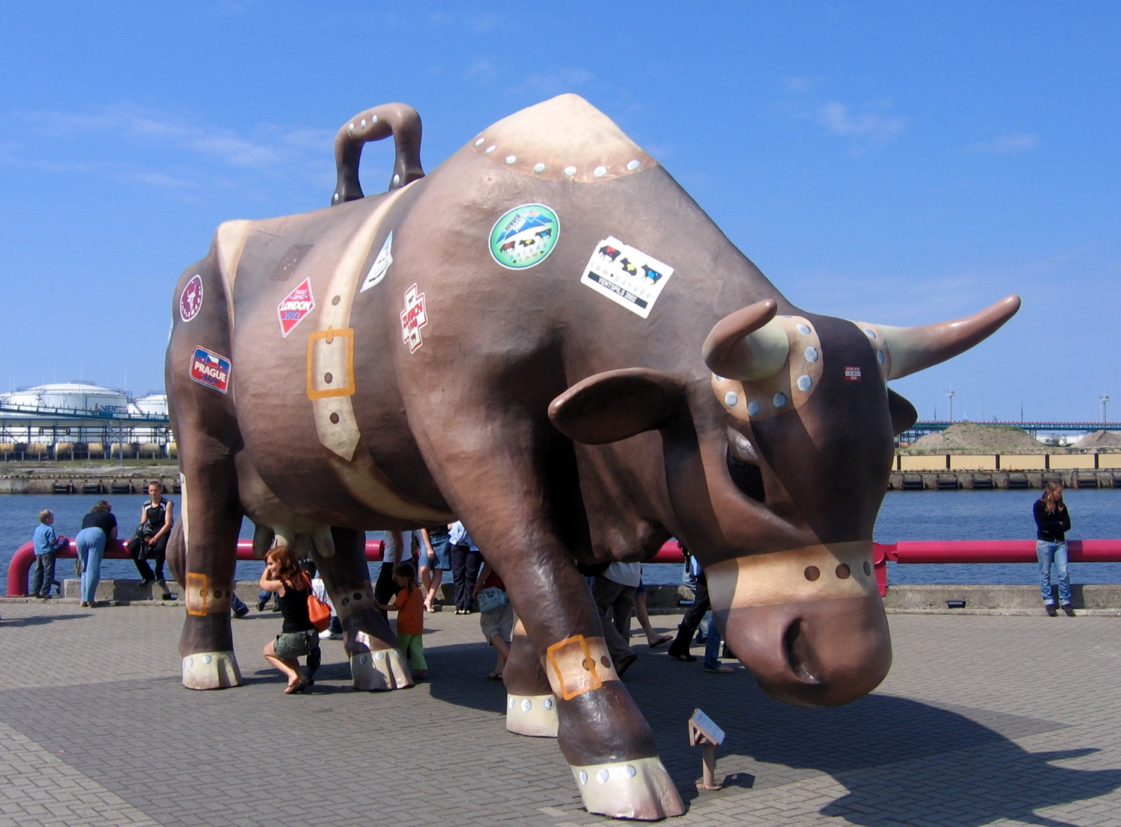 Скульптура коровы – фотографии Латвии