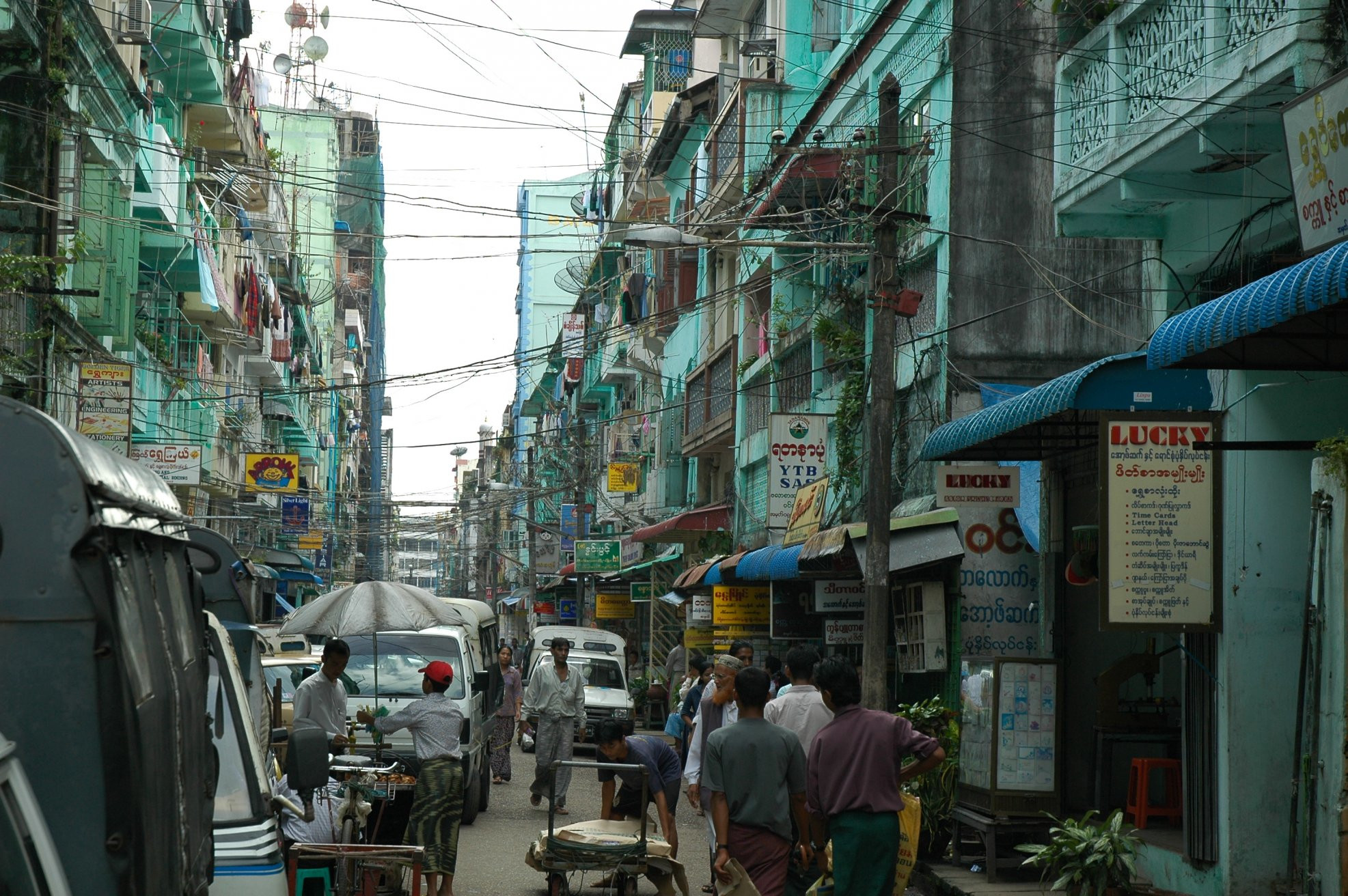 Улица в Янгоне, Мьянма – фотографии Мьянмы