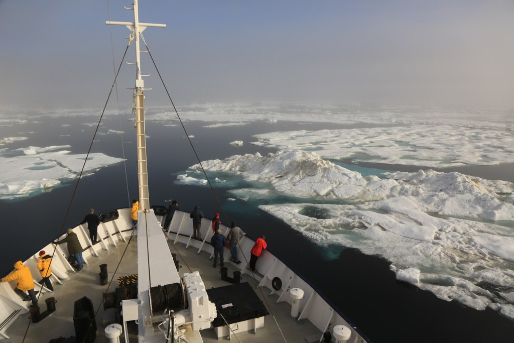 Ледокол в Северном Ледовитом океане на пути к острову Врангеля – фотографии России