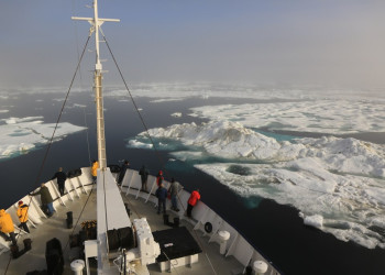 Ледокол в Северном Ледовитом океане на пути к острову Врангеля – фотографии России