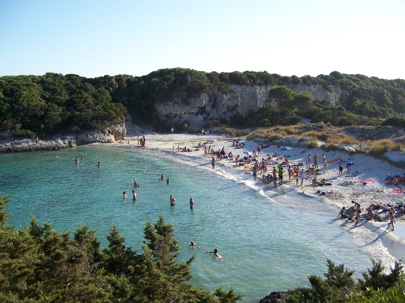 Люди на пляже в Бонифачо, Франция – фотографии Франции