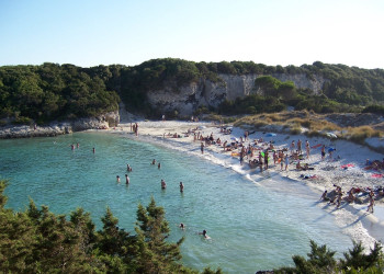 Люди на пляже в Бонифачо, Франция – фотографии Франции