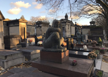 Обычное место для отдыха - кладбище Пер-Лашез в Париже, Франция – фотографии Франции