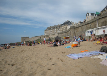 Пляж в Сен-Мало, Франция – фотографии Франции