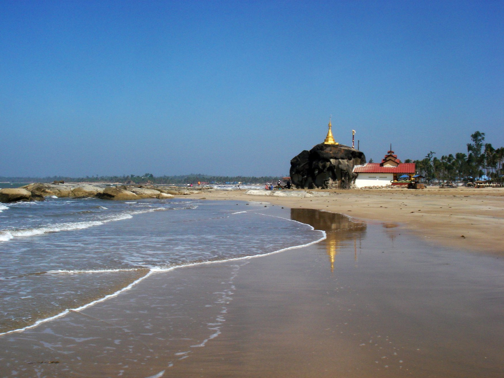 Храм на валуне известняка – фотографии Мьянмы