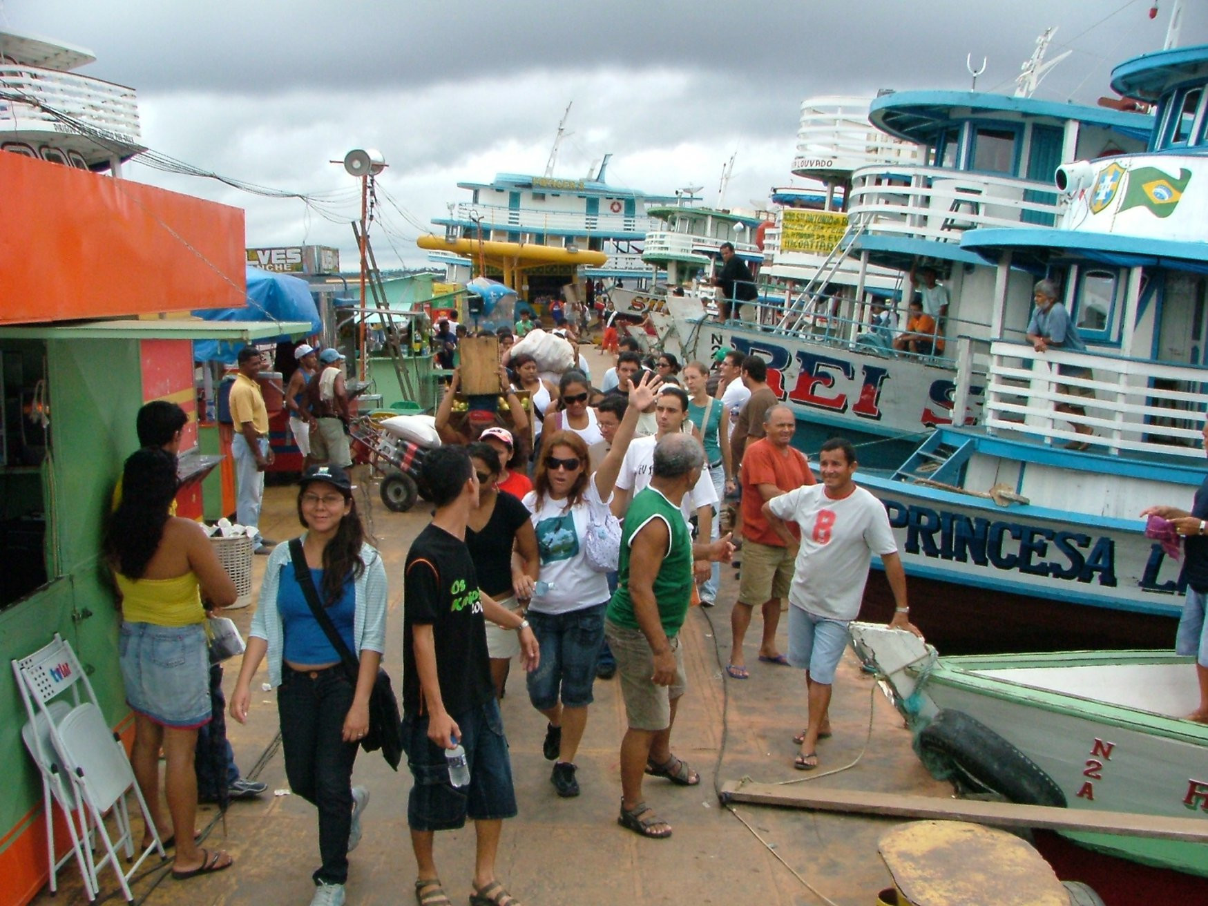 Люди на причале в Манаусе, Бразилия. Фото 1 – фотографии Бразилии