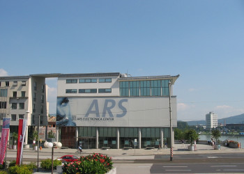 Музей современного искусства «Ars Electronica Center» главный вход. Линц. Австрия – фотографии Австрии