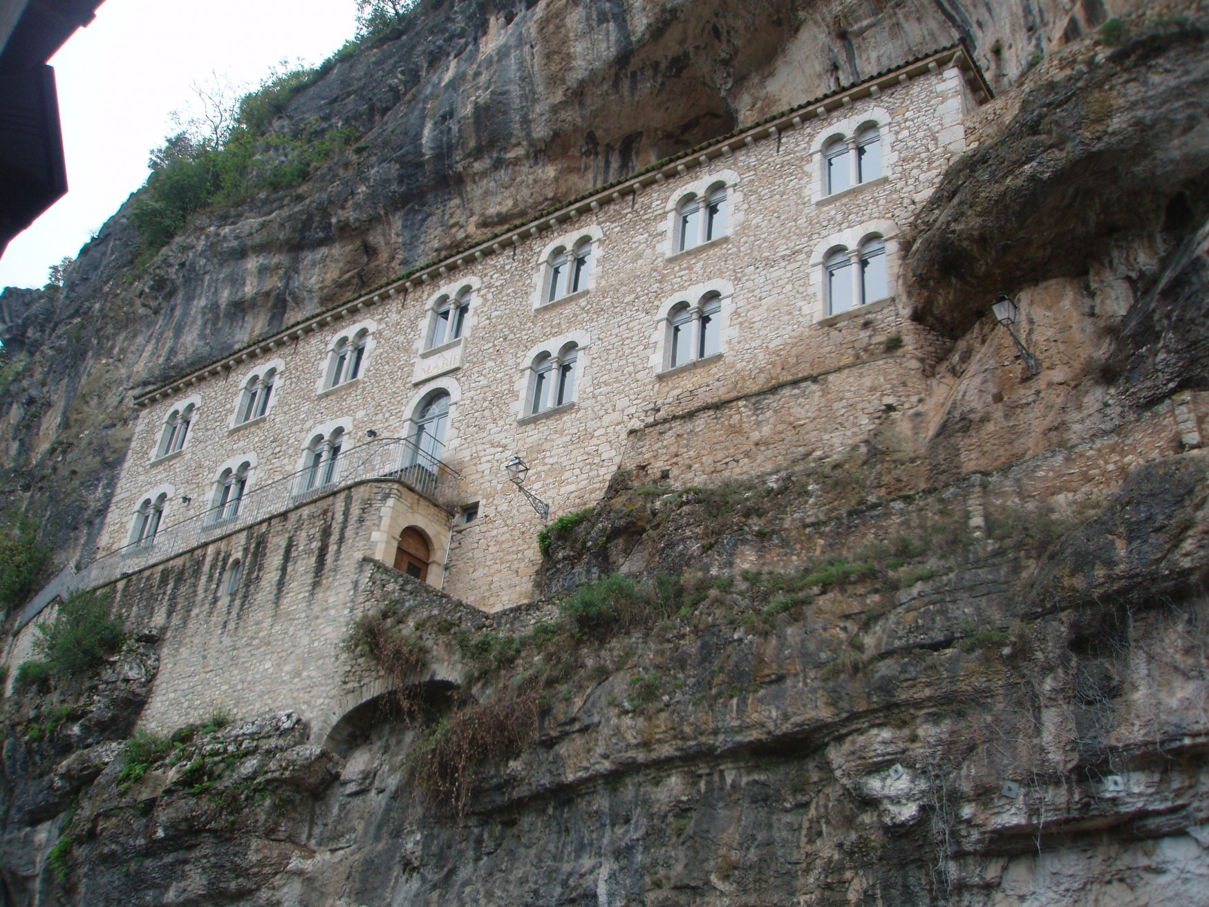 Дом на скале в Рокамадуре, Франция. Фото 11 – фотографии Франции