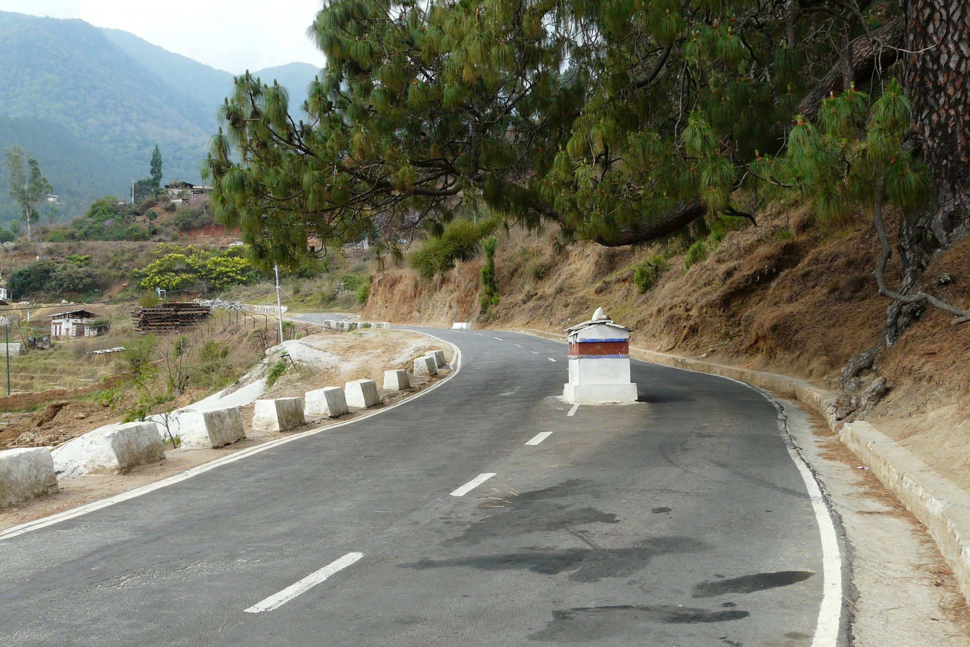 Дорога в окрестностях Пунакхы, Бутан – фотографии Бутана