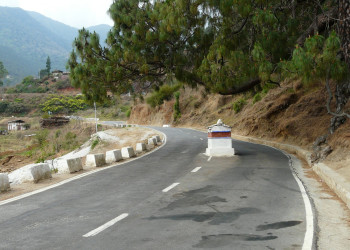 Дорога в окрестностях Пунакхы, Бутан – фотографии Бутана