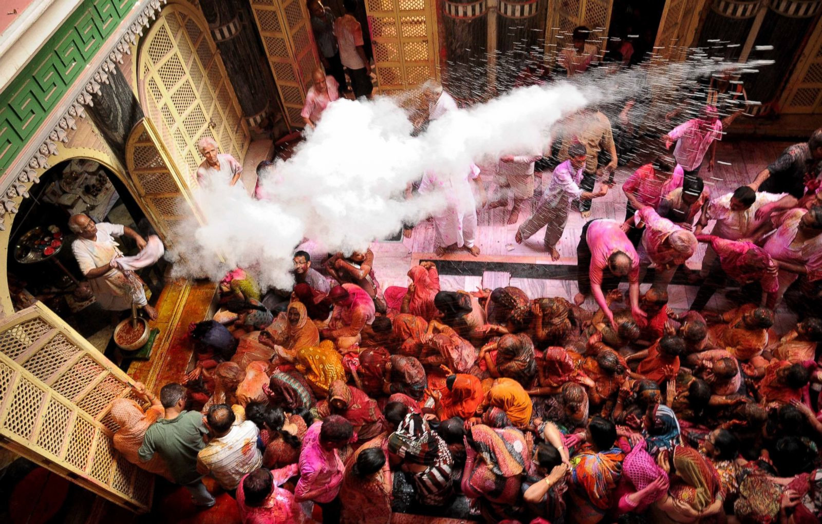 Ежегодный фестиваль весны "Холи" в Индии – фотографии Индии