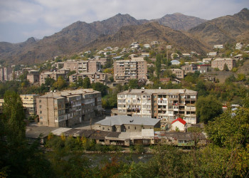 Вид на город Алаверди в предгорье, Армения – фотографии Армении
