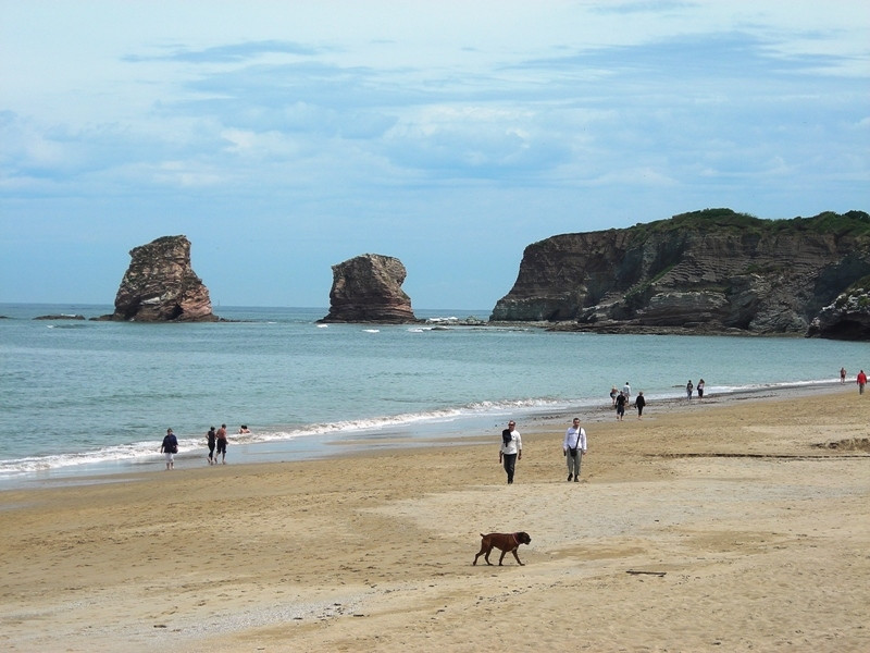 Люди на пляже в Андае, Франция. Фото 3 – фотографии Франции