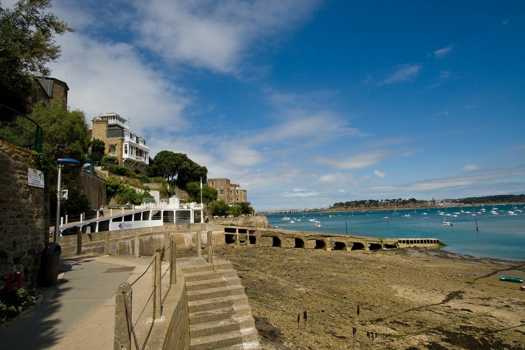 Набережная в Динарде, Франция – фотографии Франции