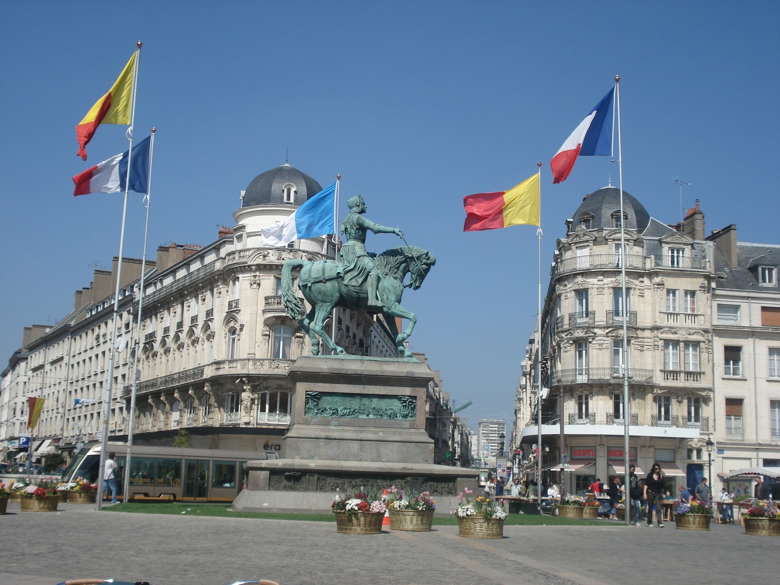 Памятник Наполеону 1 в Орлеане, Франция – фотографии Франции
