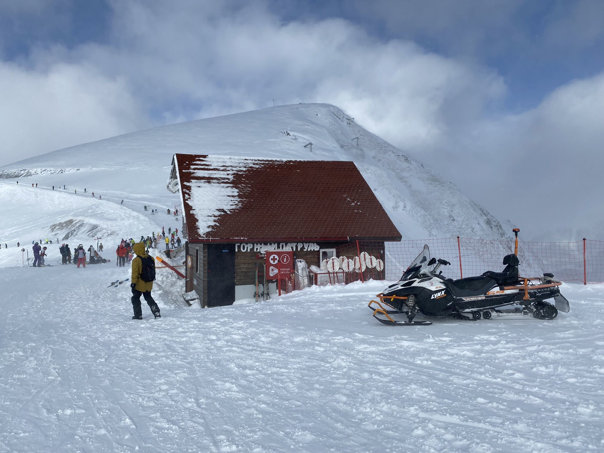 Вид будку спасателей у верхней станции канатки Тундра, Роза Хутор – фотографии России